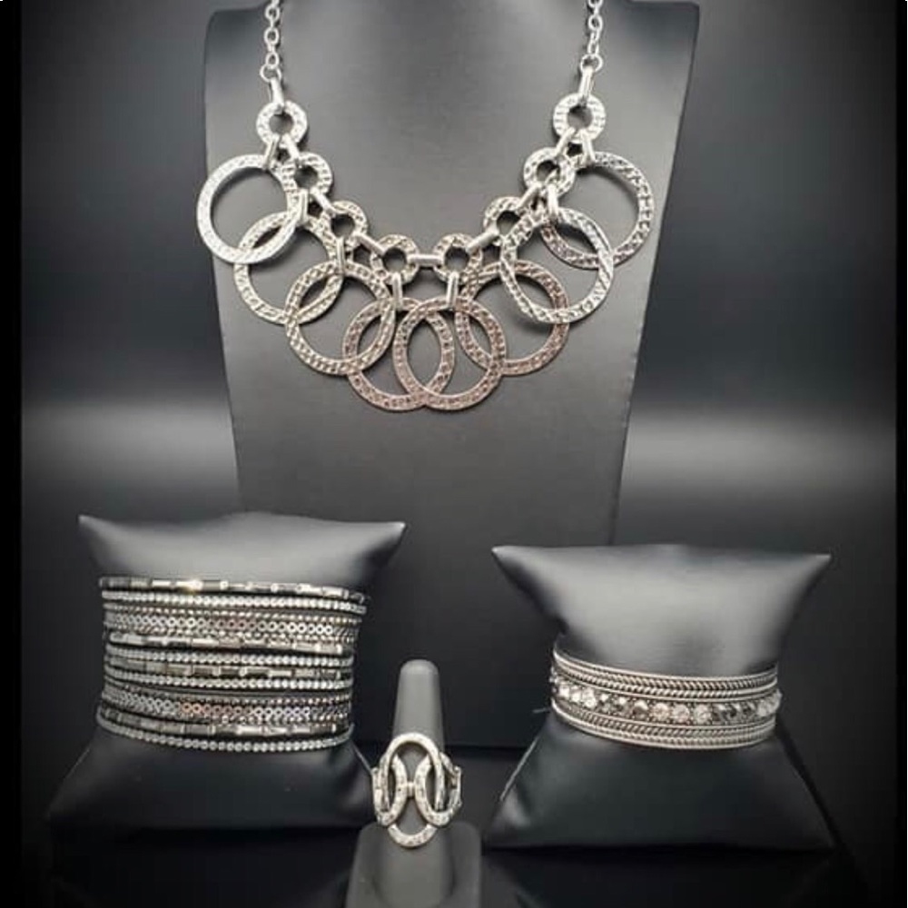 A Fashion Fix sets the metal set